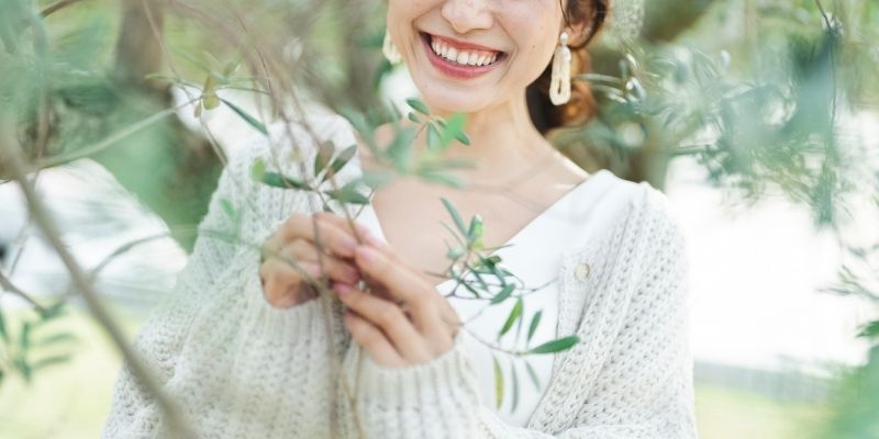 笑顔の女性の写真