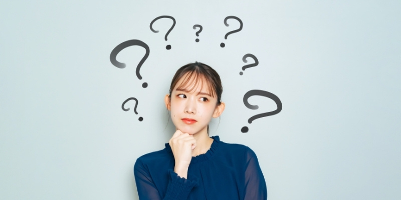はてなマークをだしながら考える女性の写真