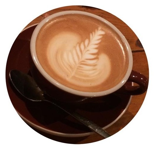 ラテアートされたマグカップを上から撮った写真