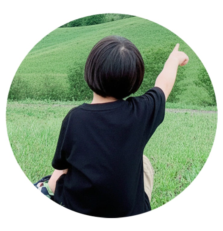 子どもの後ろ姿の写真