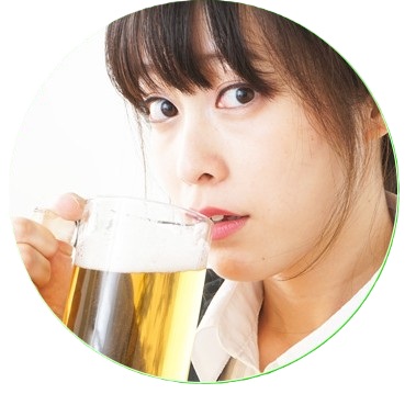 ジョッキを持った女性の写真