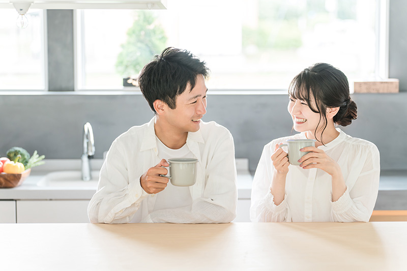 ダイニングでくつろぐカップル