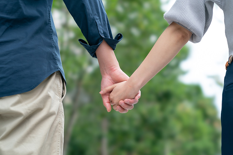 手を繋ぐカップル・夫婦