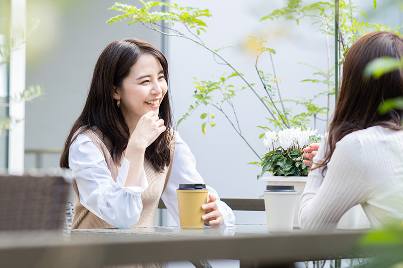 カフェでお茶をする女性