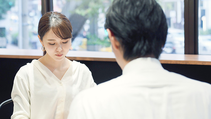 向かい合う男女