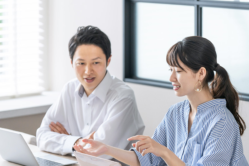 オフィスでミーティングする男女