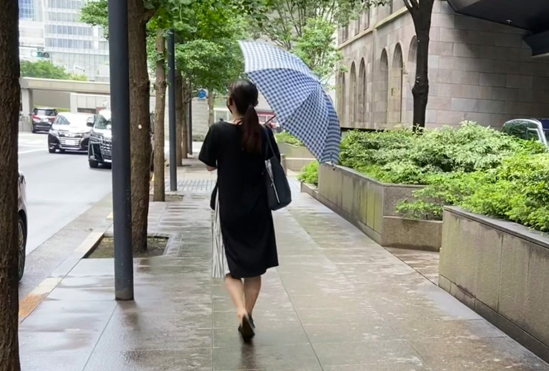 雨中に傘をさす女性