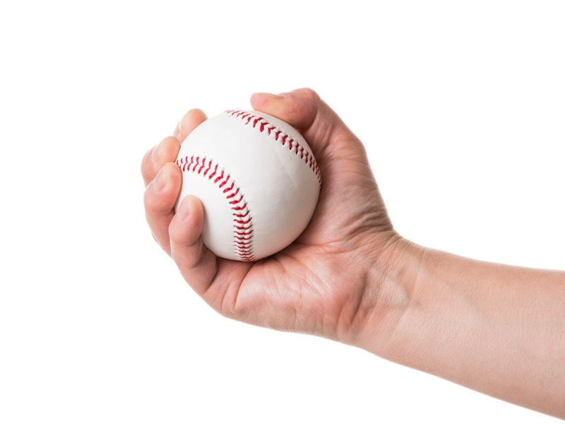 野球ボールを持つ手
