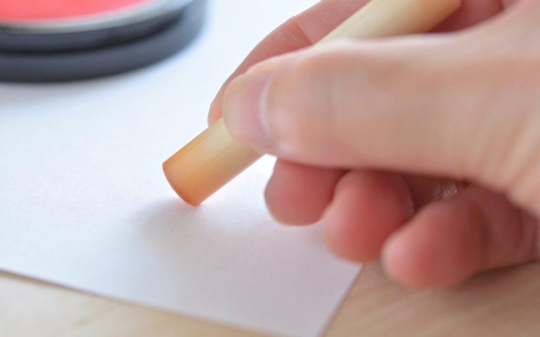 認印とは？ 実印、銀行印との違いやシャチハタの使用についても解説 | Oggi.jp