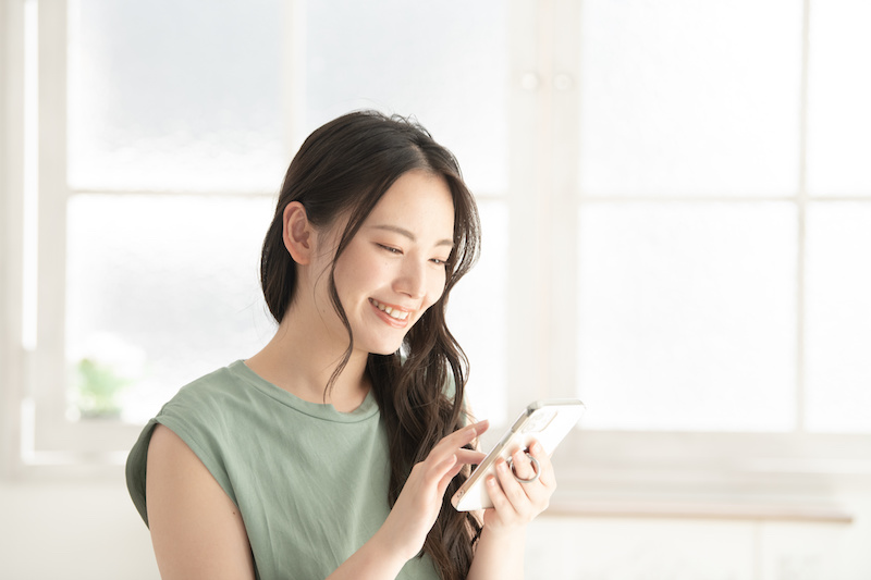 付き合いたてカップルのLINEの内容や注意したいこと【100人に聞いた】長続きするための頻度や話題も