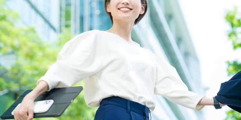 晴れやかなビジネスウーマンの写真