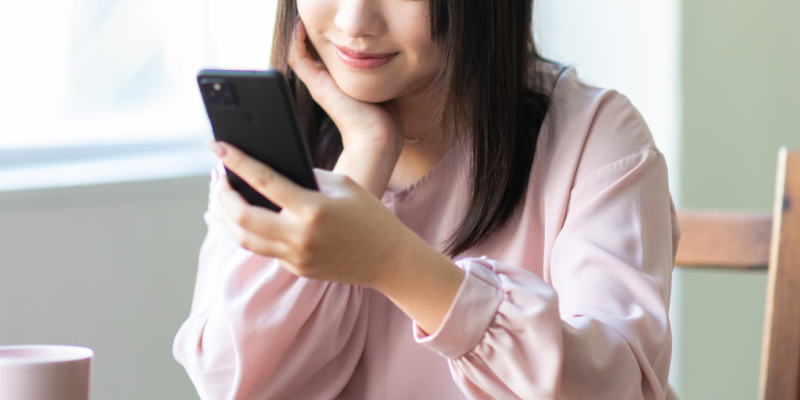 スマホを見る女性