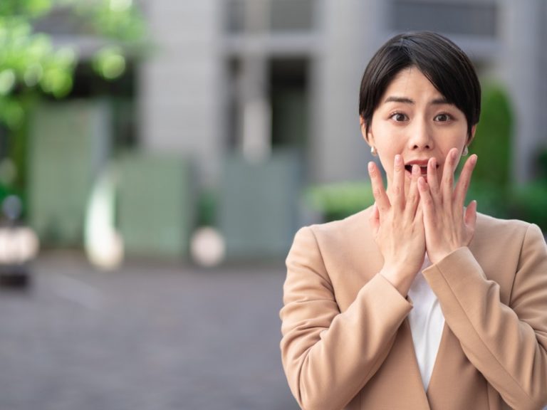 「舌を巻く」は褒め言葉? 正しい意味と使い方・類語・注意点を解説 | Oggi.jp
