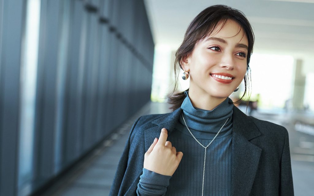 地味になりがちなジャケットの顔まわりは「アクセ使い」を意識