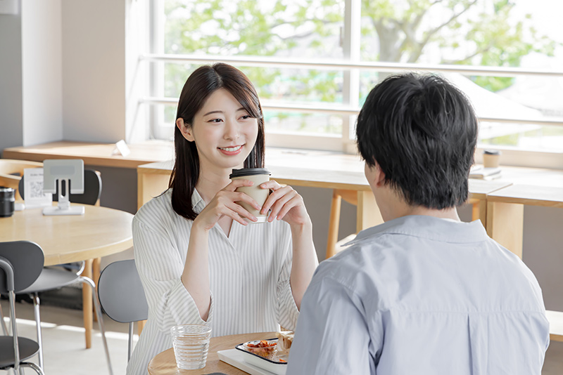 カフェでデートをする男女・カップル