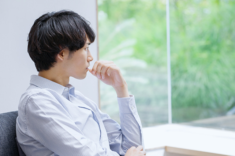 悩む男性