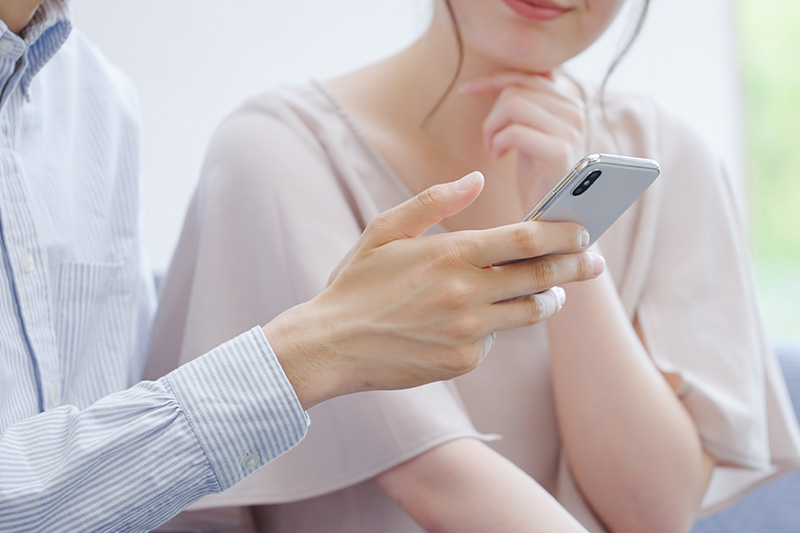 スマホを見るカップル