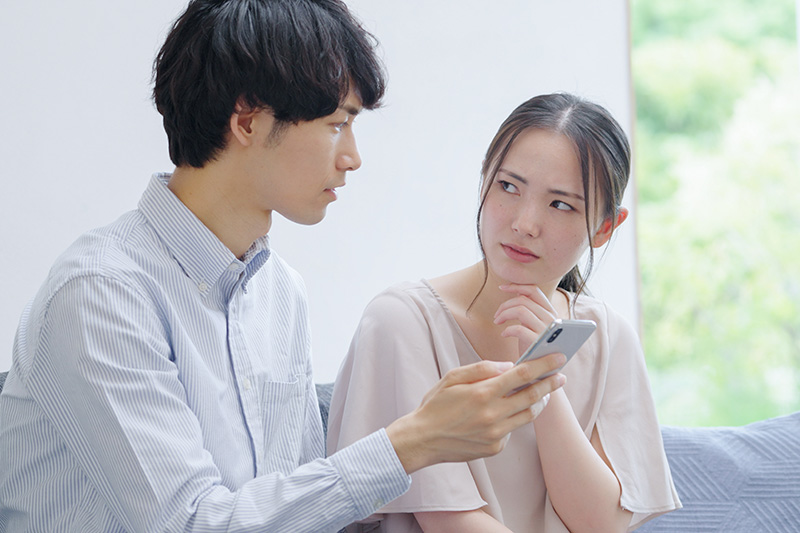 スマホを見るカップル