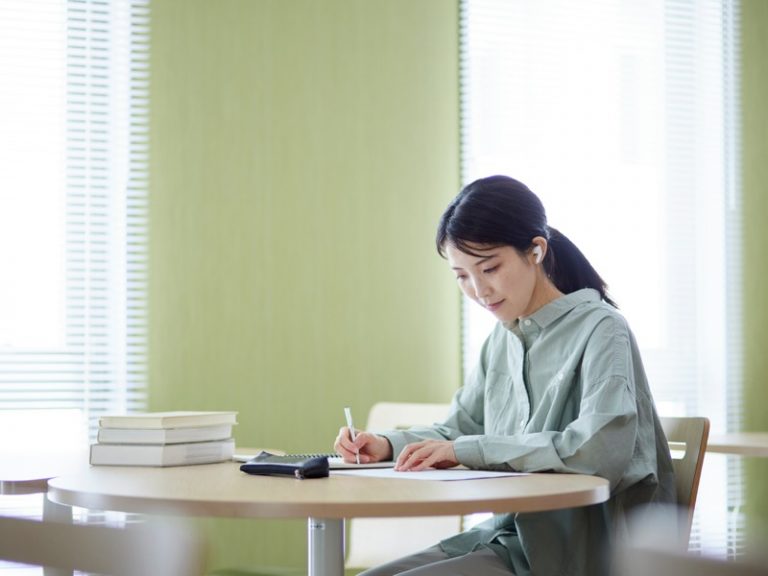 「再三再四」の意味とは? 使い方や日常生活でも使える四字熟語を紹介 | Oggi.jp