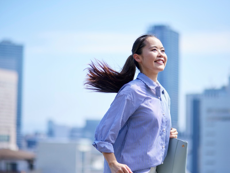 走る女性