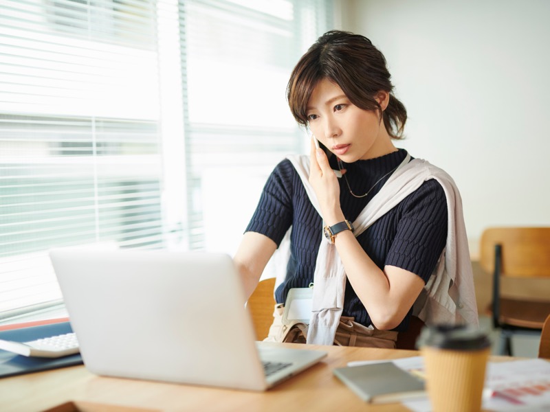 電話する女性