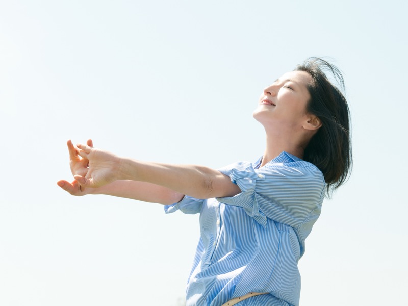 伸びをする女性