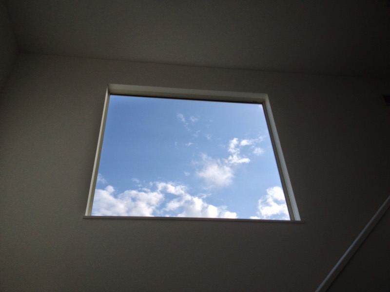 窓から見える空
