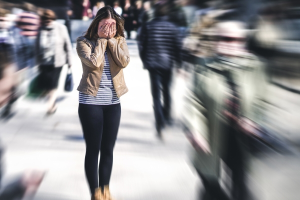 道端で恥ずかしがる女性