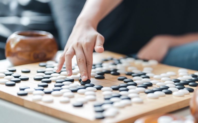 「布石」とは? 囲碁から生まれた「将来の備え」を意味する言葉を正しく理解 | Oggi.jp