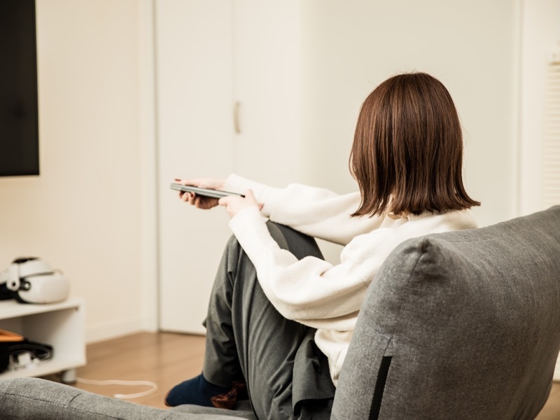 テレビを消す女性