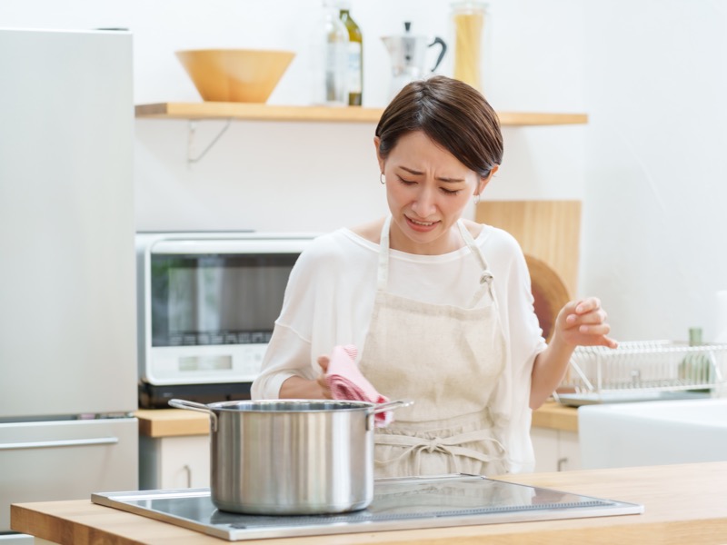 料理を作る女性