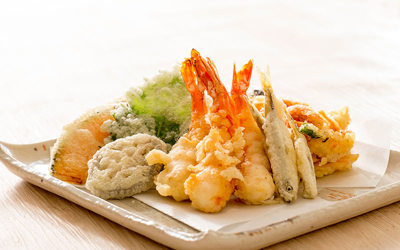 お皿にきれいに盛り付けられた天ぷら盛り合わせ