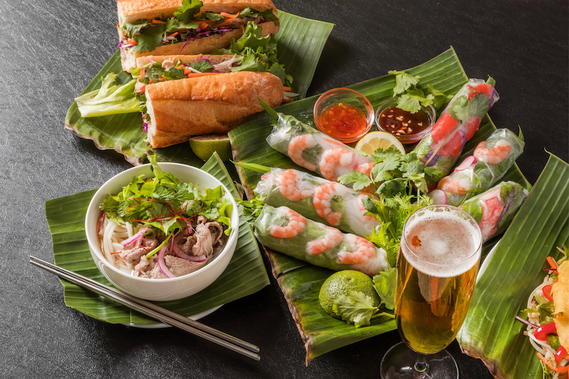 生春巻やバインミーなどのベトナム料理が並んだ写真