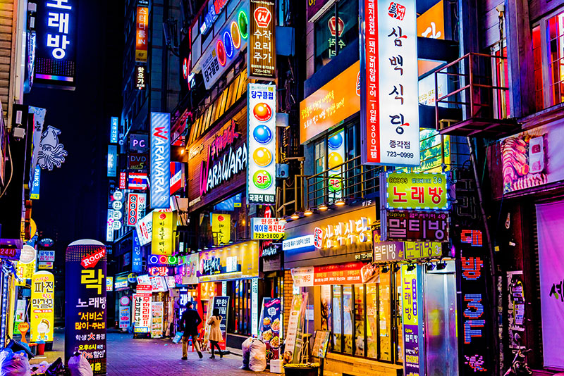 夜の韓国のネオン街