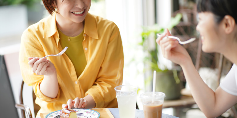 食事をする女性