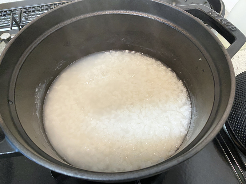 鍋で米を煮立ててている工程写真