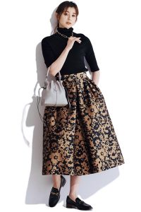 洋服のタックとは? タックの種類やタック入りアイテムのおすすめコーデを紹介【スタイリストが解説】 | Oggi.jp