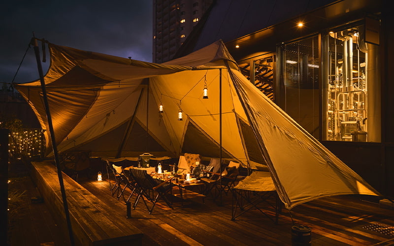 野外のテントとテーブル、椅子