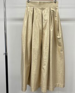 洋服のタックとは? タックの種類やタック入りアイテムのおすすめコーデを紹介【スタイリストが解説】 | Oggi.jp