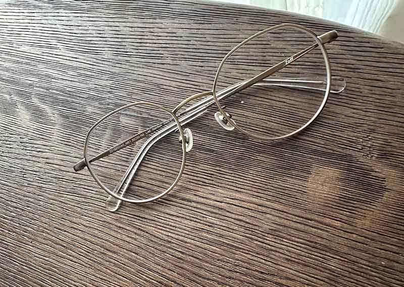 机の上に置かれたメガネ
