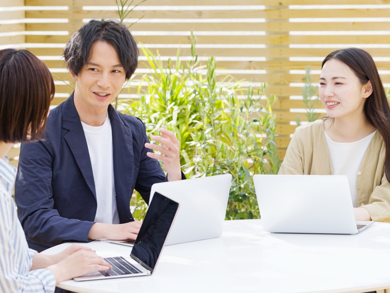 話す男性