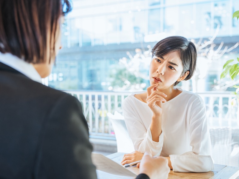 疑問に思う女性