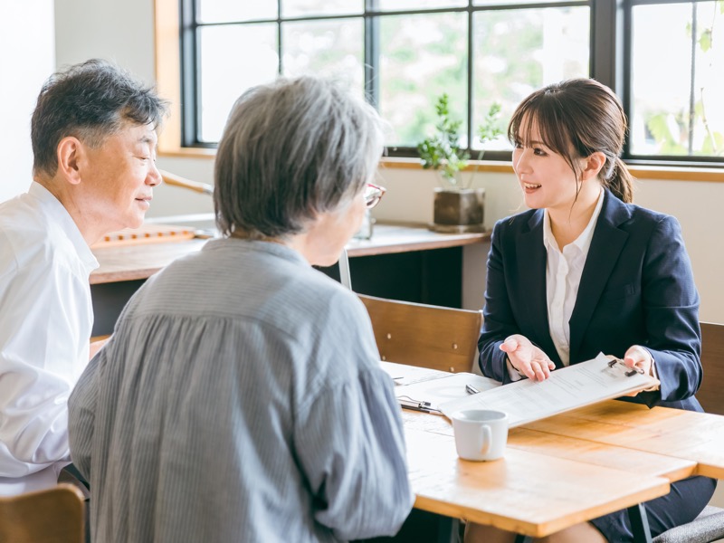 説明する女性