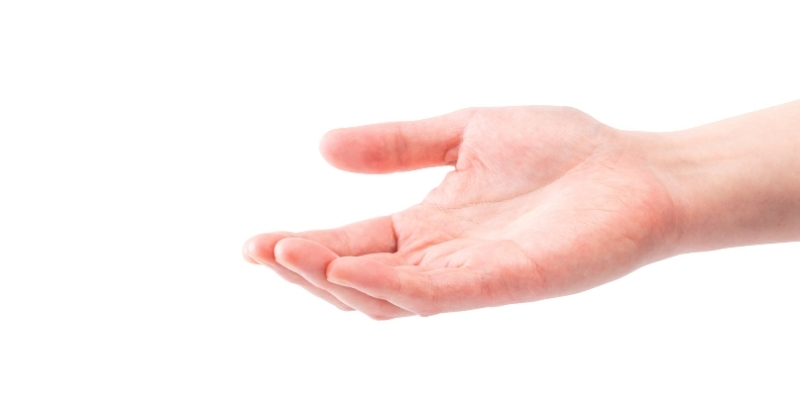 手を差し伸べる男性の写真