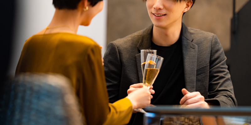 バーで会話をする男女の写真