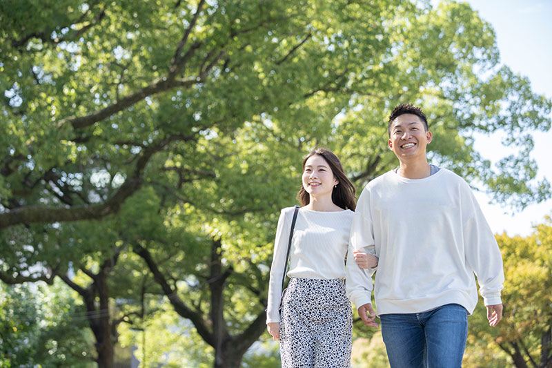 仲良く歩く若い男女