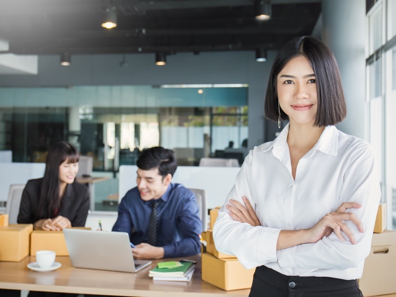 腕組みする女性