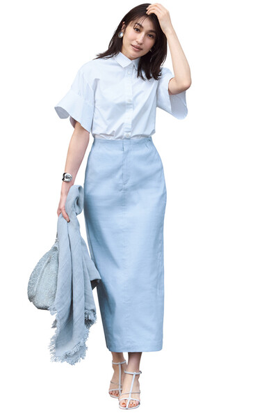ブルータイトロングスカート×白シャツ