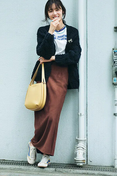 ブラウンツヤロングスカート×黒カーディガン