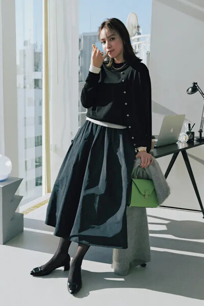 タフタフレアのミモレ丈スカート×黒カーディガン